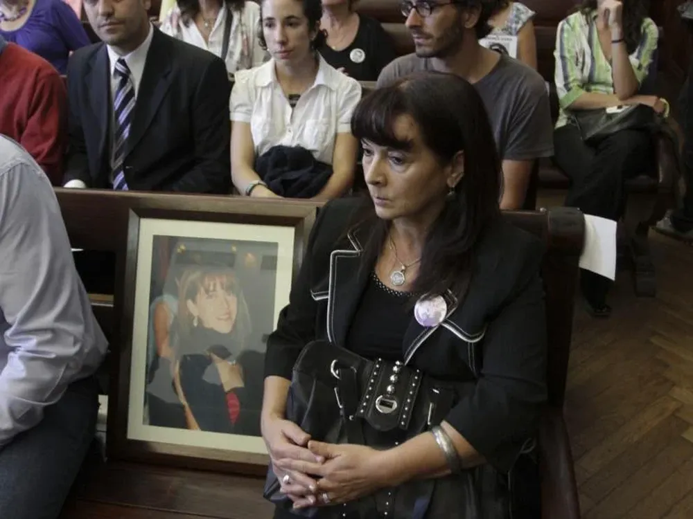 Susana Trimarco junto a una imagen de su hija
