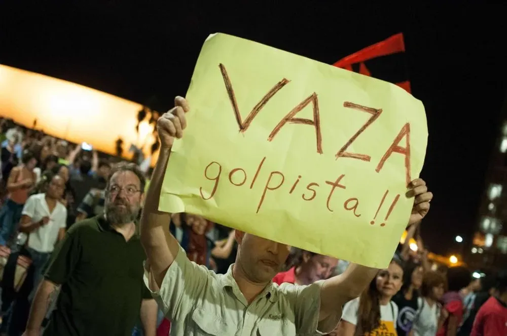 Fuera golpista en un cartel en medio de una manifestación contra Temer, el jueves en Brasil.