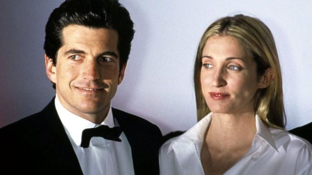 John John, como era conocido, era un hombre carismático de 38 años de edad. Junto a él fallecieron su esposa, Carolyn Bessette, de 33 años (en la imagen), y su cuñada, Lauren Bessette, de 34 años.