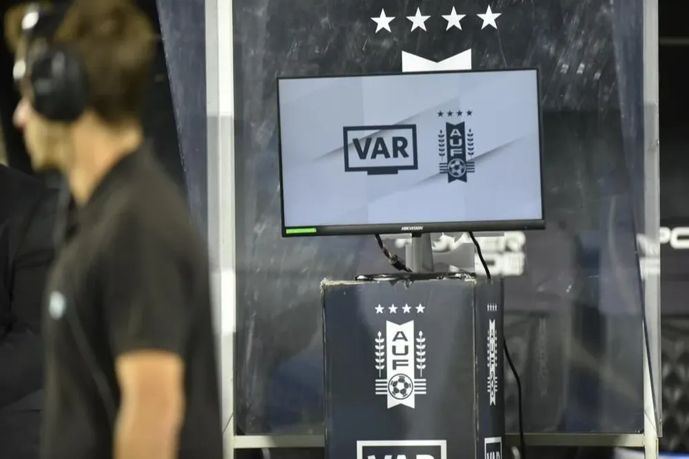 El VAR no vio penal en Melo