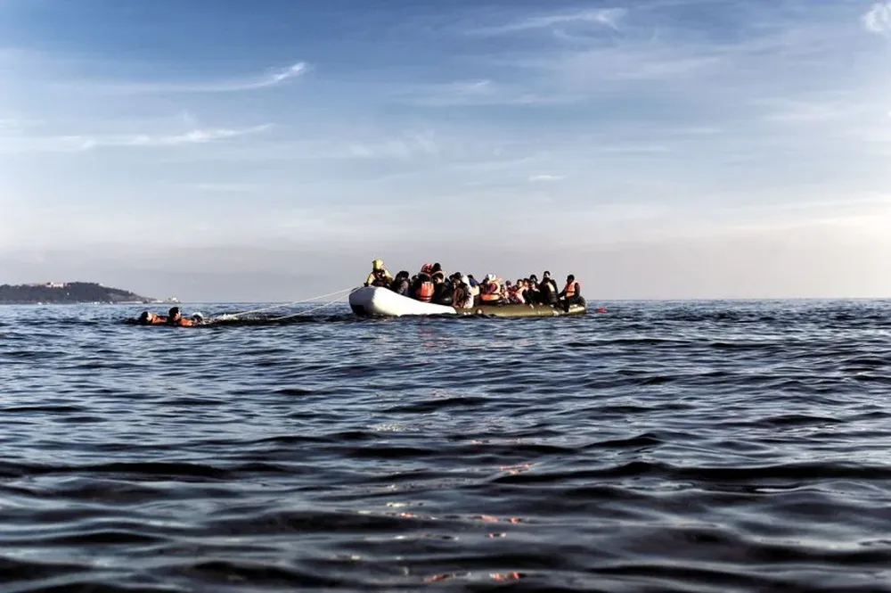 Una patera navega por el Mar Mediterráneo. (Archivo)