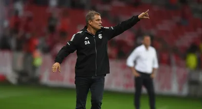 Diego Aguirre dirigiendo el clásico entre Internacional de Porto Alegre y Gremio