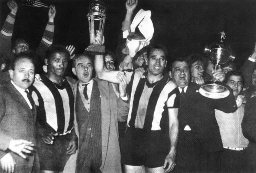 Juan Joya, el presidente Gastón Guelfi y el capitán de Peñarol, William Martínez, junto a la Copa Intercontinental ganada en 1961