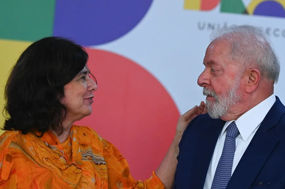 Presidente de Brasil, Lula, Da Silva, y la saliente ministra de Sanidad, Trindade.