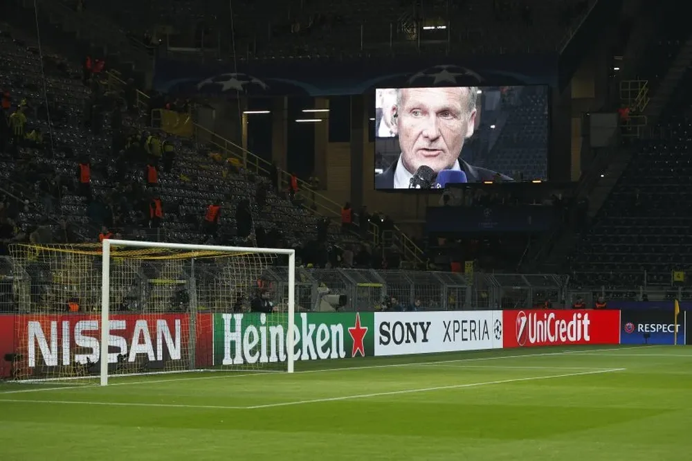 En el estadio de Dortmund anuncia la suspensión del partido