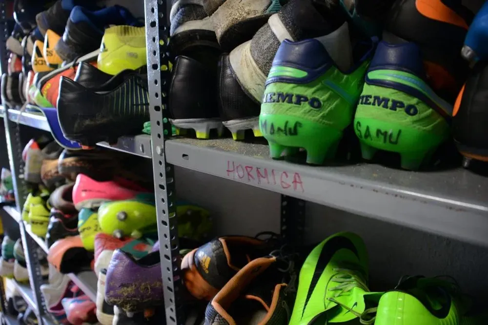 Guillermo Fratta pìnta los zapatos de negro
