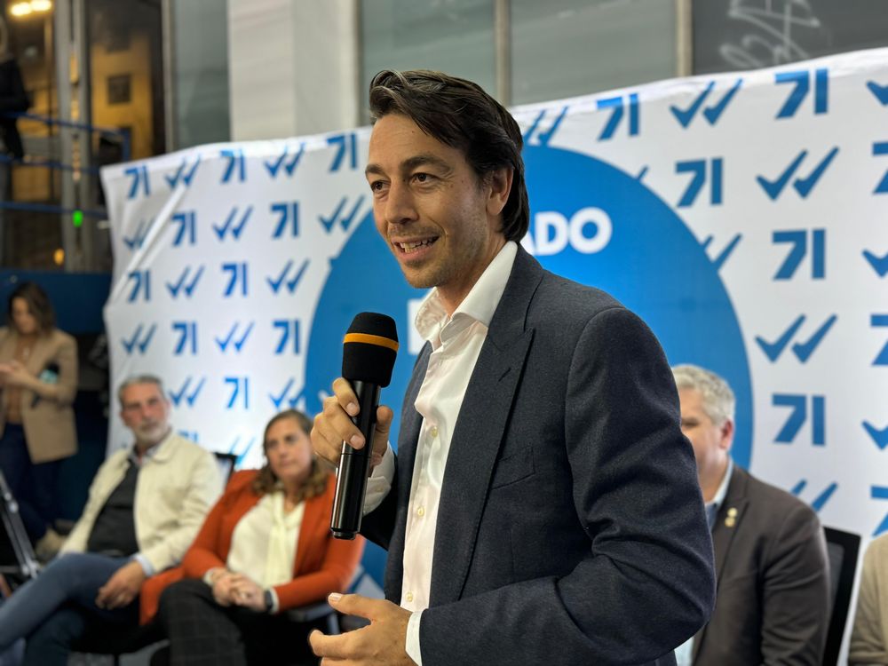 Juan Sartori en la sede de la Lista 71 presentando su alianza