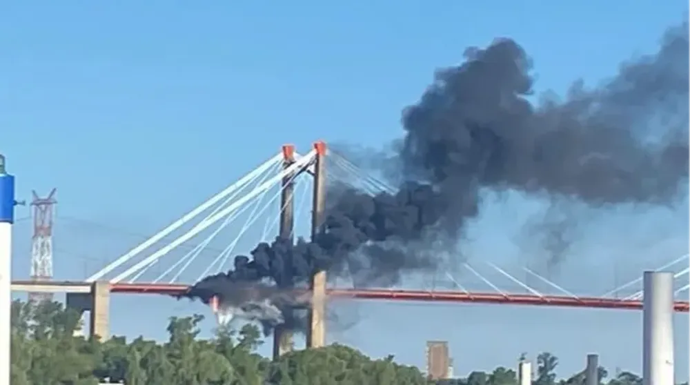 Se incendió un camión sobre el puente Zárate Brazo Largo y el tránsito debió ser interrumpido