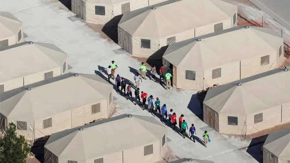 El campamento de tiendas de campaña de Tornillo, en Texas, acoge a cientos de niños separados de sus padres indocumentados.