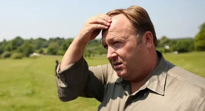 Alex Jones reside en Texas, Estados Unidos, y pertenece al Partido Libertario.