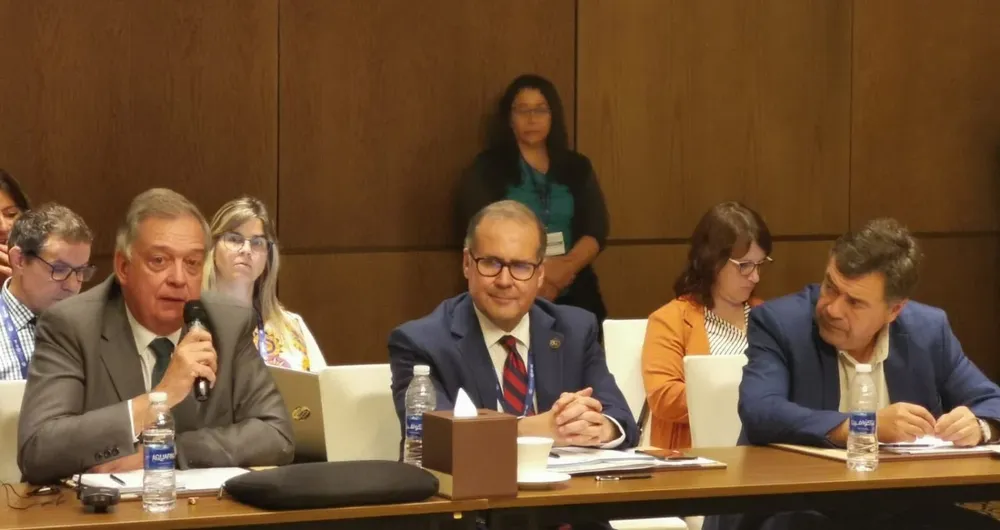 Fernando Mattos, presidente del Consejo Agropecuario del Sur (CAS) y ministro de Ganadería, Agricultura y Pesca de Uruguay; Lloyd Day, Subdirector General del IICA y Esteban Valenzuela, ministro de Agricultura de Chile.