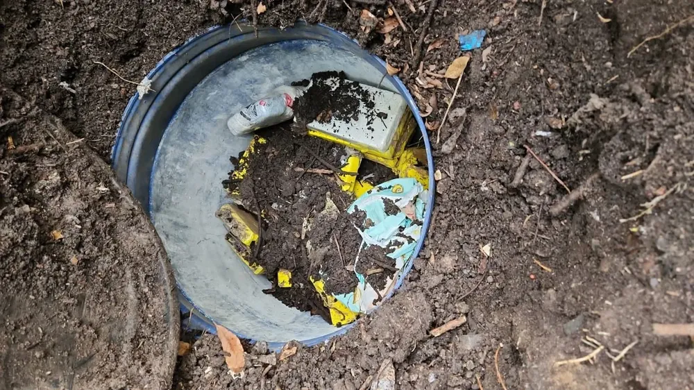 Así apareció la droga enterradas en tarrinas