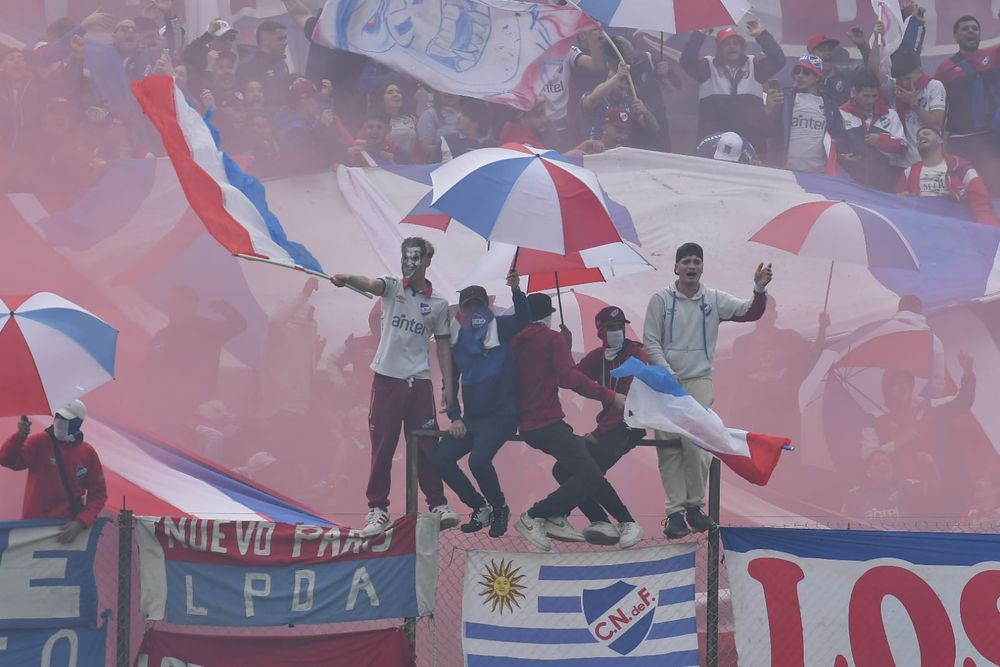 Hinchas de Nacional en la final del Torneo Intermedio 2025
