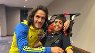 Edinson Cavani junto al pequeño Isaías en el hotel de Boca Juniors en Córdoba
