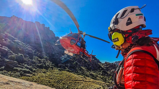 Con un helicóptero, los bomberos rescatan a un escalador herido en La Pedriza, en la sierra de Madrid