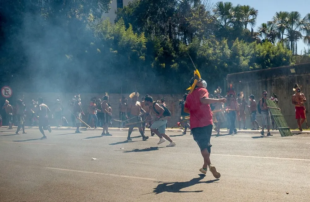 Indígenas y la policía se enfrentan durante una protesta contra un proyecto de ley que cambiaría las normas que establecen las tierras indígenas protegidas, en Brasilia el 22 de junio