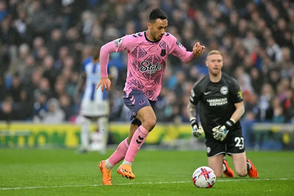 Jason Steele batido, Dwight McNeil anota