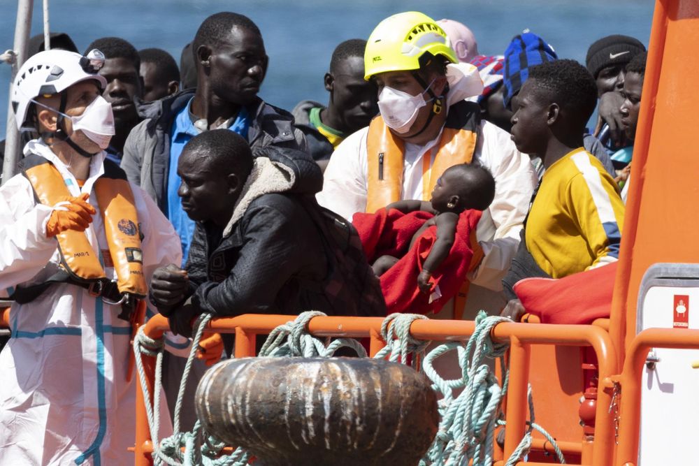 Salvamento Marítimo rescata a 120 personas de origen subsahariano y las tarslada a Gran Canaria. EFE