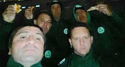 Integrantes de Plaza cenan pizza en el medio de la cancha del Centenario