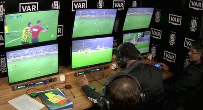 Imágenes del VAR en la jugada que Peñarol reclamó penal ante Racing&nbsp;