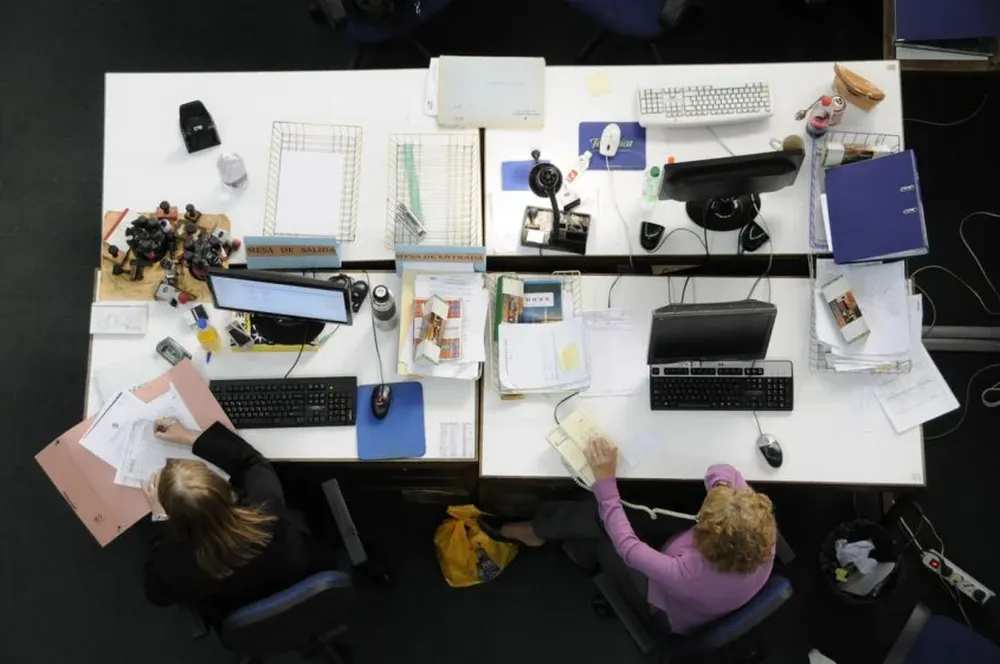 El articulista reclama una norma para evitar el ingreso de más funcionarios al Estado