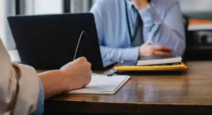 Lo más buscado incluye el pensamiento crítico, análisis y resolución de problemas, así como habilidades de autogestión, capacidad de aprendizaje continuo, resiliencia y flexibilidad.