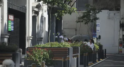 la intendencia de montevideo retiro uno de los polemicos bancos de plaza zabala y sacara mas