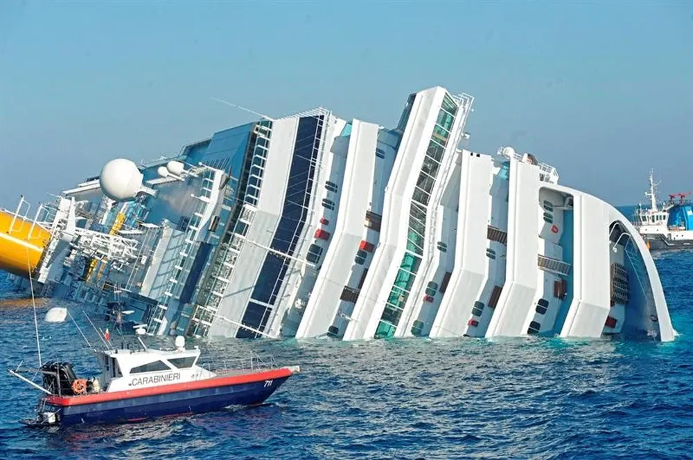 El crucero Costa Concordia se hunde en las costas italianas