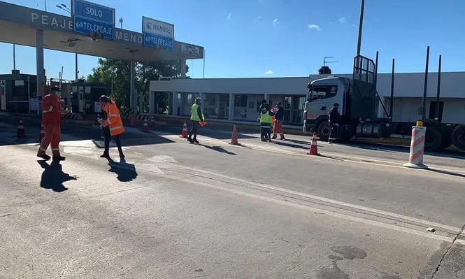 Este lunes hubo paros sorpresivos en varios puestos, como el peaje Mendoza en ruta 5.