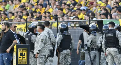 Hinchas de Peñarol denunciaron que la policía disparó balas de goma y gas pimienta
