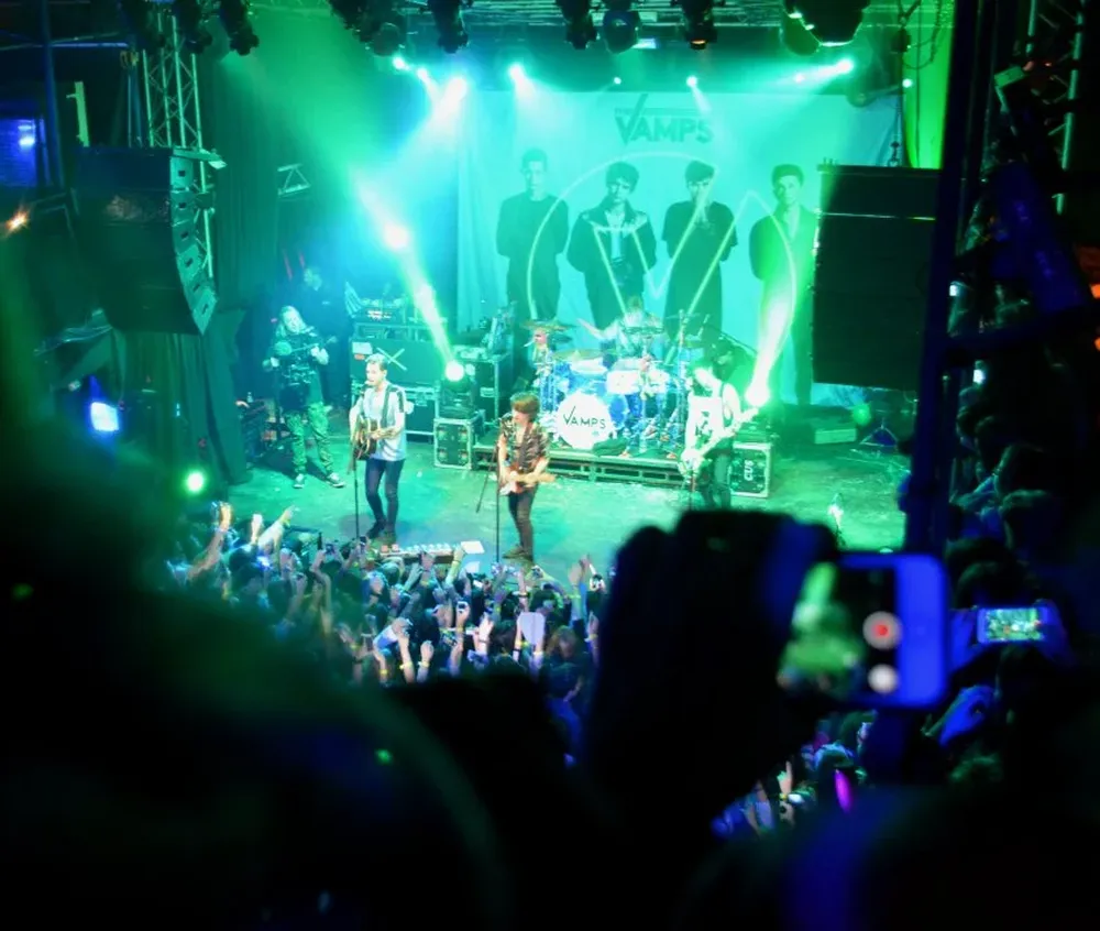 El guitarrista de The Vamps vestía la camiseta de la selección uruguaya de fútbol.