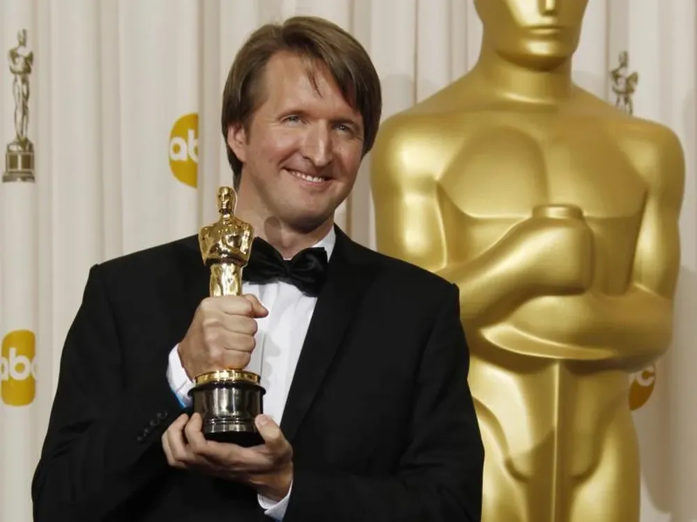 Tom Hooper posa con el Oscar al mejor logro en la dirección de The Kings Speech