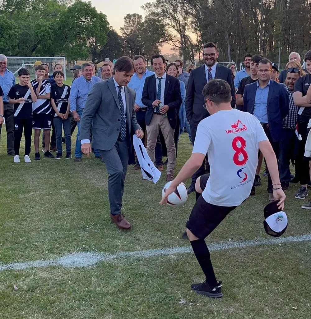 Lacalle juega al fútbol con un niño en Florida
