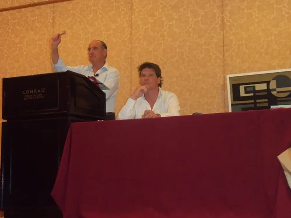 Horacio Castells en el momento de la subasta de la obra de María Freire