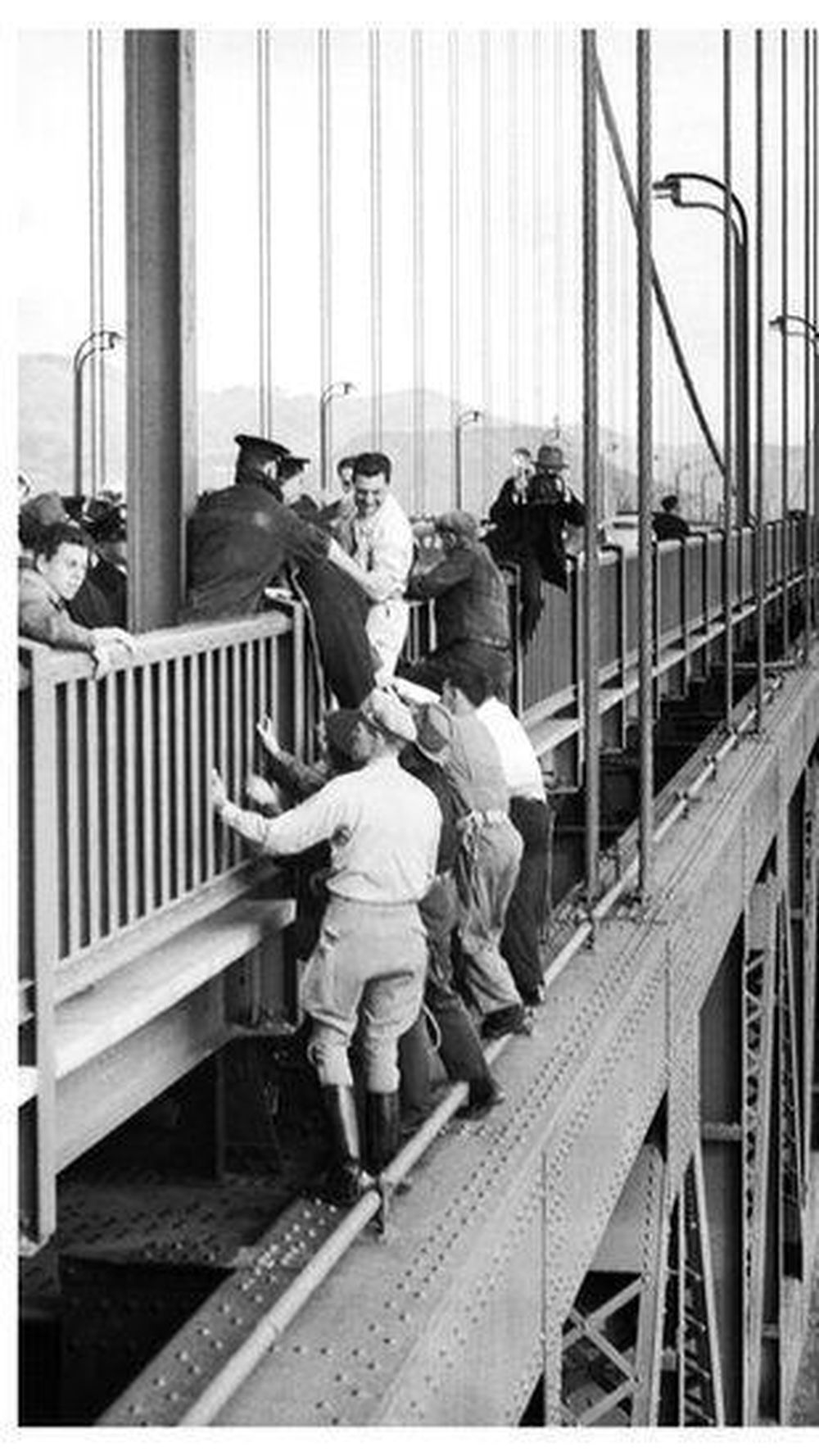 Desde su inauguración, en 1937, se calcula que más de 1.800 personas murieron por suicidio en el puente.
