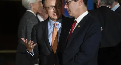 El secretario del Tesoro de EEUU, Steven Mnuchin (derecha) habla con el presidente del Banco Mundial, Jim Yong KIm luego de posar para la foto de familia del G20 de ministros de Economía.
