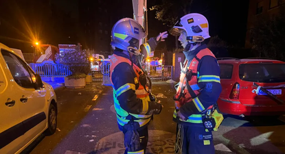 Bomberos de Madrid trabajan en el lugar del incendio.
