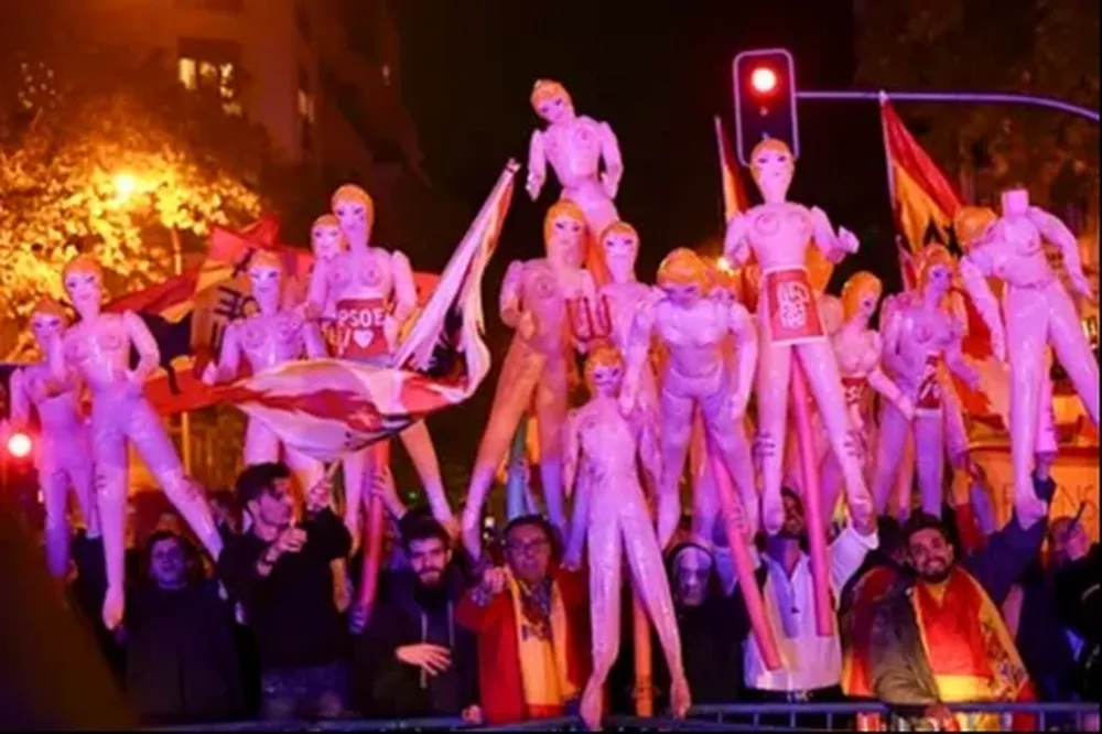 Varios manifestantes han portado muñecas hinchables en la nueva protesta frente a la sede del PSOE en la calle Ferraz de Madrid