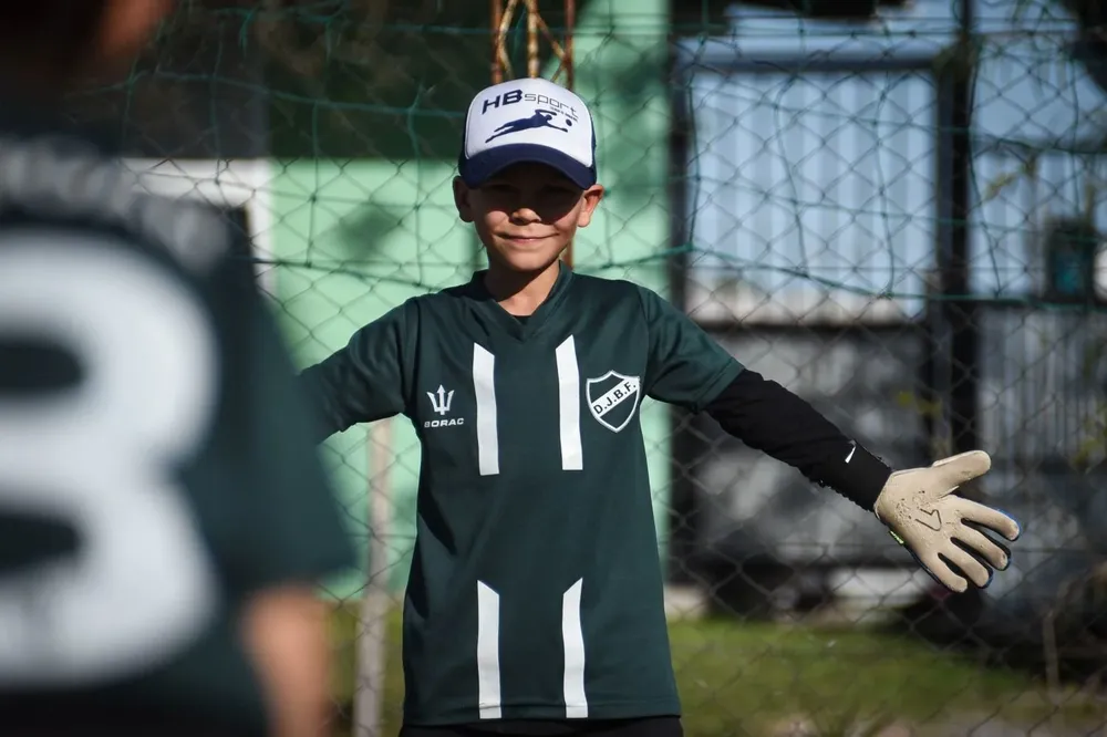 Romi, el sobrino de Rochet que juega de jugador y se anima a atajar