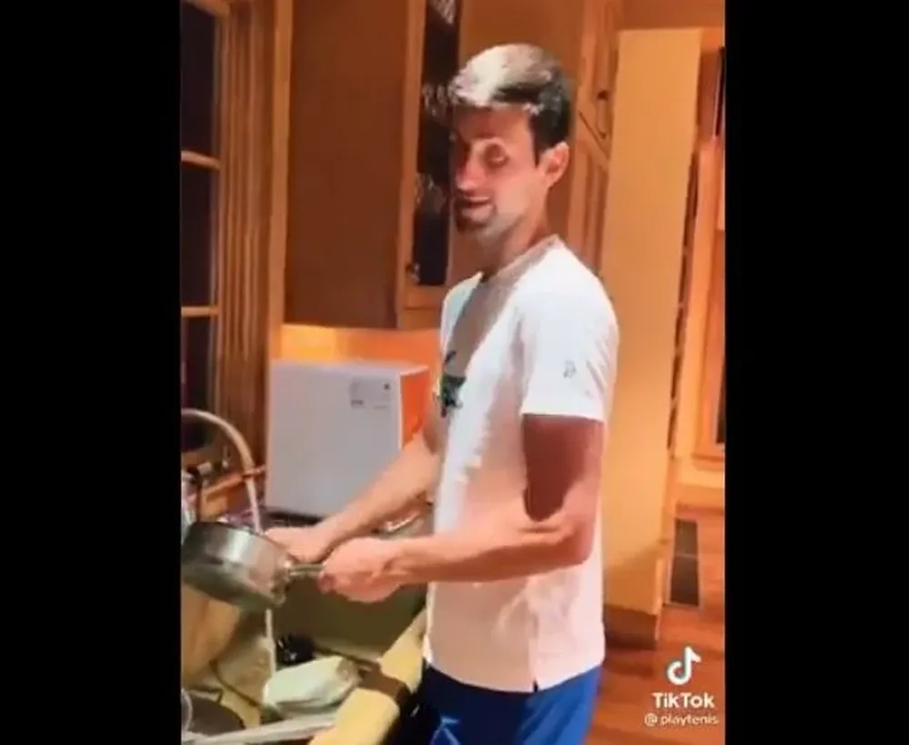 El video de Novak Djokovic lavando los platos