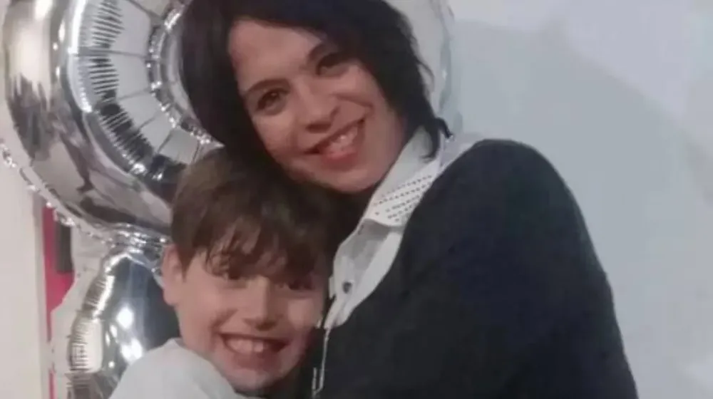 Alejandra Romero y su hijo