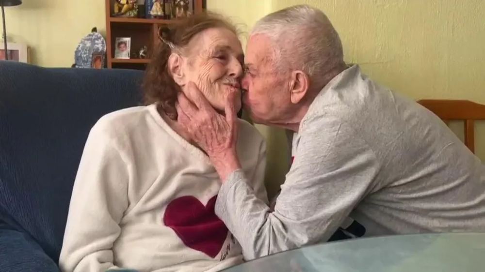 Desiderio y Soledad celebran con un beso haber conseguido vivir juntos en la misma residencia