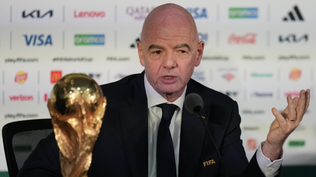 Gianni Infantino, presidente de la FIFA junto a la Copa del Mundo.