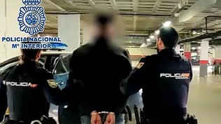 El detenido custodiado por la Policía Nacional en la comisaría de Alcorcón.