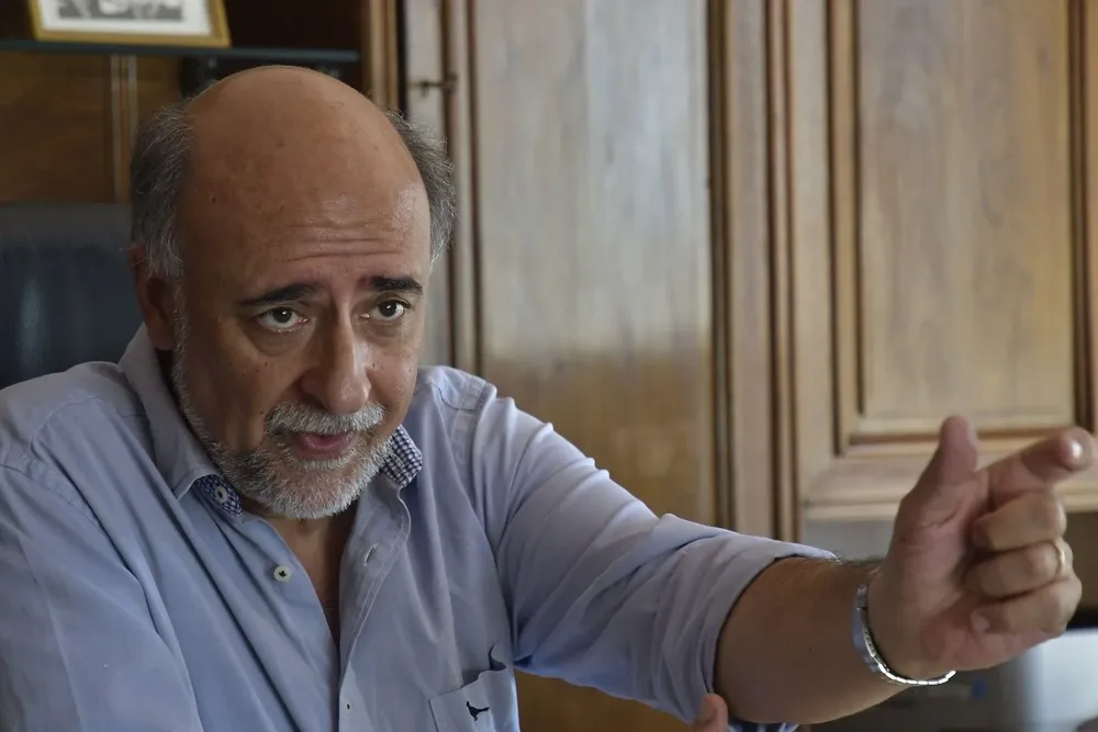 El ministro de Trabajo en su oficina del ministerio (foto archivo)