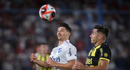 Gastón Togni de Peñarol ante Maximiliano Silvera de Nacional por el Torneo Apertura