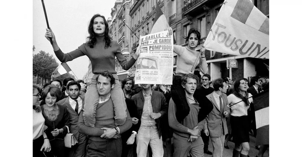 El fotógrafo ve cuerpos que tienen su misma edad y sus mismas búsquedas y capta las imágenes del inicio del Mayo Francés en París de 1968