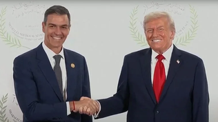 El saludo entre Donadl Trump y Pedro Sánchez en Egipto.&nbsp;