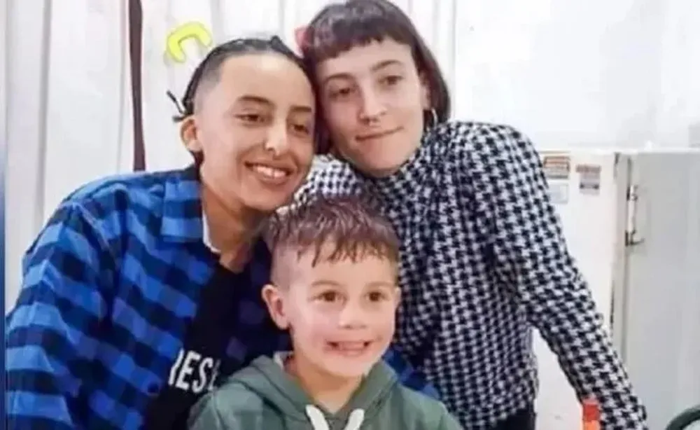 Lucio junto a su madre y su pareja