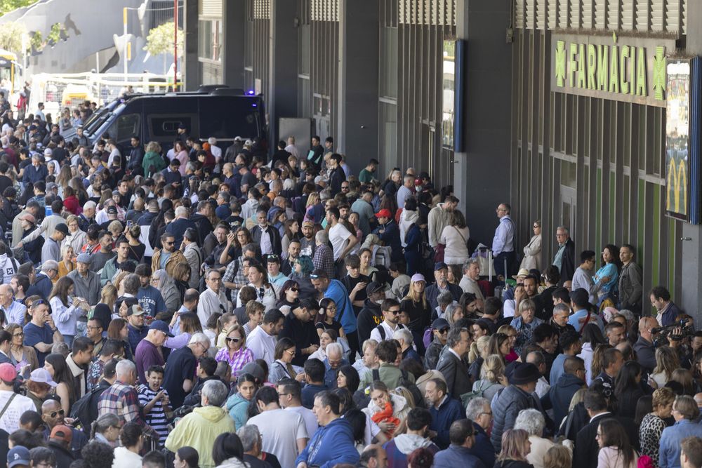 Cientos de&nbsp; personas fuera de una estación de metro en Barcelona. EFE&nbsp;